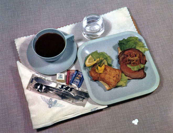 20 bức ảnh cho thấy bữa ăn trên máy bay ngày xưa có còn sang chảnh hơn nhà hàng 5 sao bây giờ - Ảnh 18.