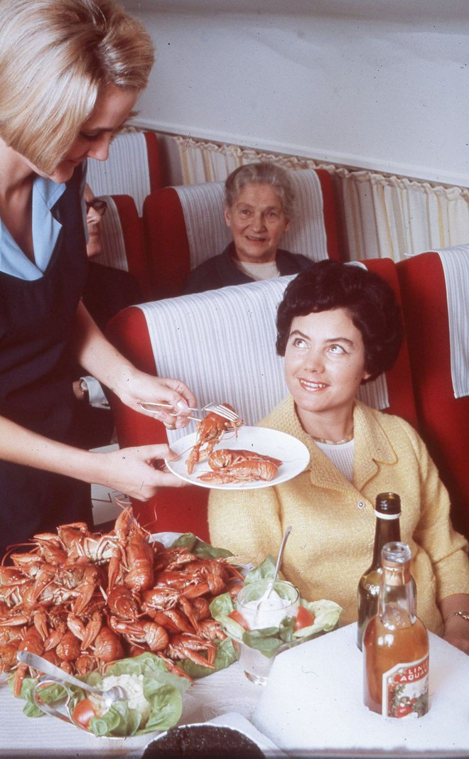 20 bức ảnh cho thấy bữa ăn trên máy bay ngày xưa có còn sang chảnh hơn nhà hàng 5 sao bây giờ - Ảnh 3.