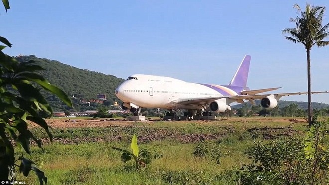 Thái Lan: Dân làng hốt hoảng khi sáng mở mắt dậy bỗng thấy chiếc máy bay Boeing đậu giữa đồng - Ảnh 6.