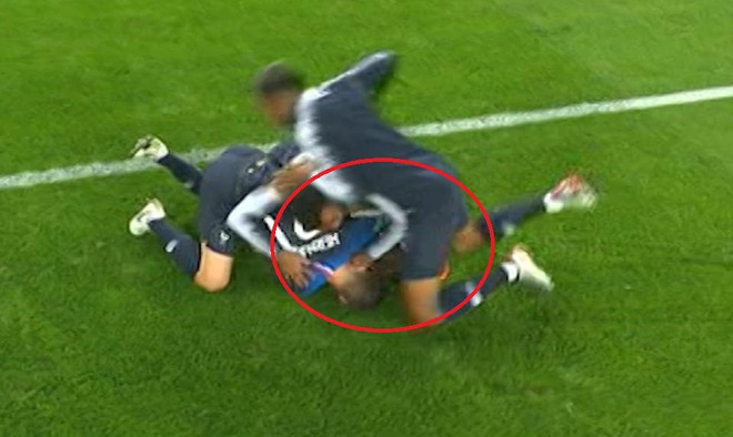 World Cup 2018: Ăn mừng quá lố, cầu thủ Pháp suýt gây chấn thương cho đồng đội  - Ảnh 2.