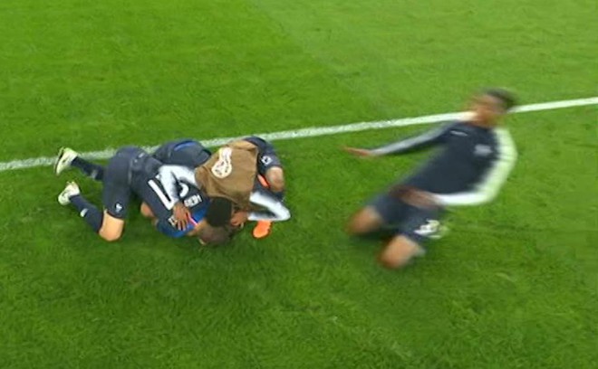 World Cup 2018: Ăn mừng quá lố, cầu thủ Pháp suýt gây chấn thương cho đồng đội  - Ảnh 1.