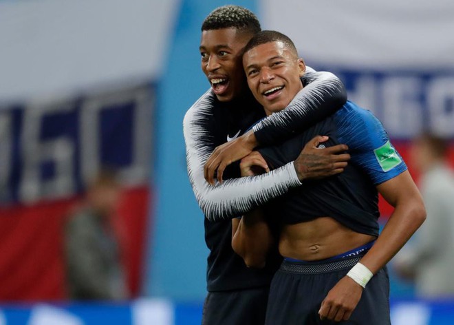 World Cup 2018: Ăn mừng quá lố, cầu thủ Pháp suýt gây chấn thương cho đồng đội  - Ảnh 3.