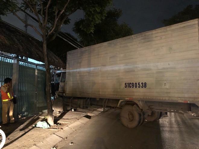 Xe tải đại náo đường phố, húc sập cửa quán ăn giữa đêm ở Sài Gòn - Ảnh 1.