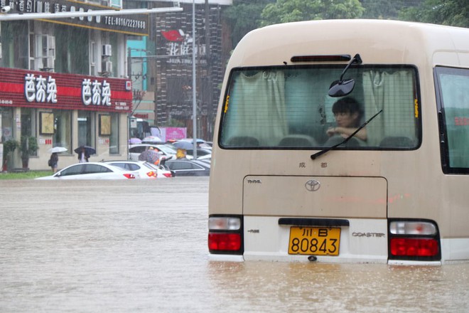 24h qua ảnh: Ngựa mắc kẹt trên mái nhà sau đợt lũ lụt kinh hoàng ở Nhật Bản - Ảnh 8.