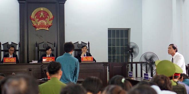 7 người gây rối, đập phá, ném bom xăng vào trụ sở UBND tỉnh Bình Thuận lãnh án - Ảnh 3.
