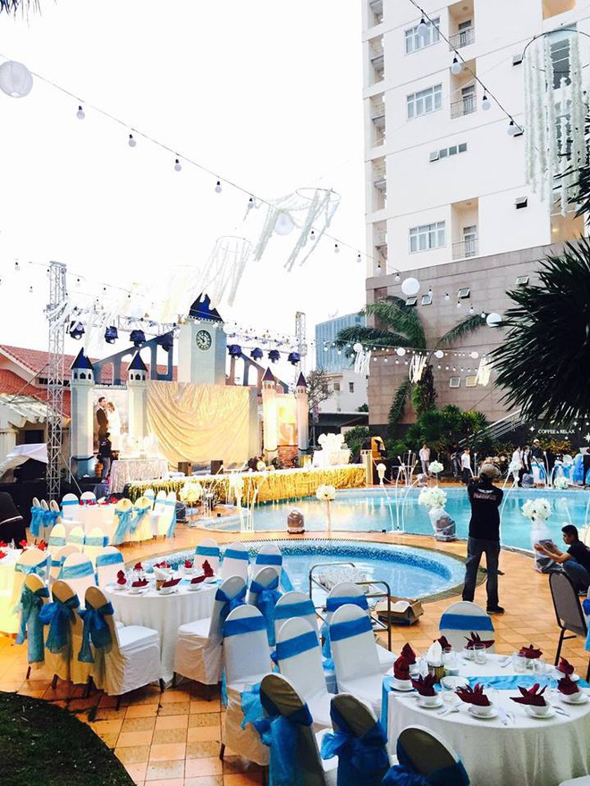 Lễ báo hỉ hoành tráng pool party ở Buôn Mê Thuột riêng tiền trang trí hết 200 triệu, 1.000 khách mời, sân khấu như lâu đài - Ảnh 1.