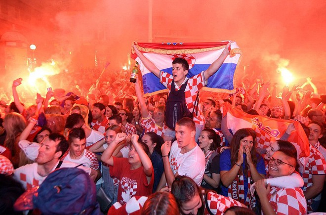 Hàng vạn cổ động viên Croatia phát điên sau khi đội nhà đánh bại tuyển Anh - Ảnh 1.