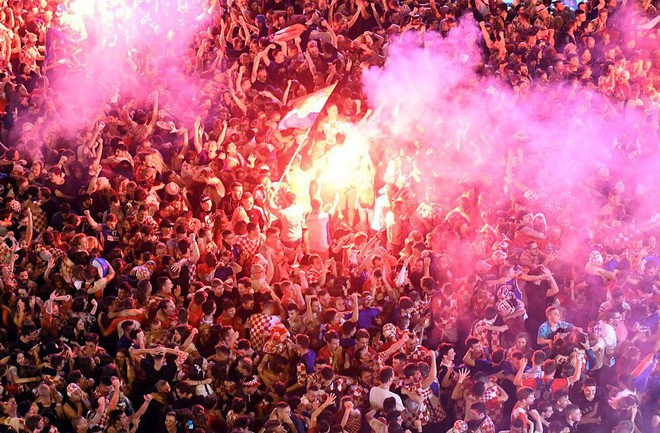 Hàng vạn cổ động viên Croatia phát điên sau khi đội nhà đánh bại tuyển Anh - Ảnh 2.
