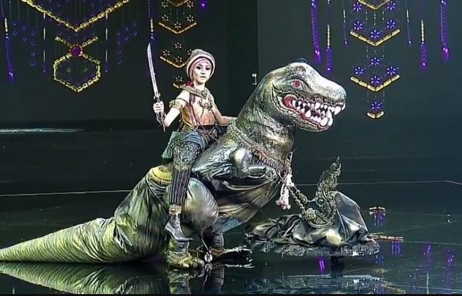 Dàn thí sinh Hoa hậu Hòa bình Thái Lan: Người cưỡi khủng long, kẻ biến thành tô tom yum chua cay trên sân khấu - Ảnh 2.