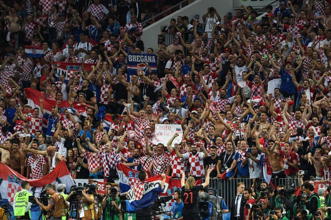 Hàng vạn cổ động viên Croatia phát điên sau khi đội nhà đánh bại tuyển Anh - Ảnh 9.