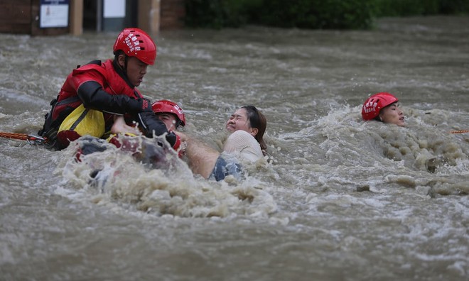24h qua ảnh: Giải cứu cô gái mắc kẹt trên đường phố ngập lụt ở Trung Quốc - Ảnh 4.