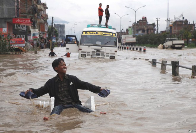 24h qua ảnh: Giải cứu cô gái mắc kẹt trên đường phố ngập lụt ở Trung Quốc - Ảnh 7.
