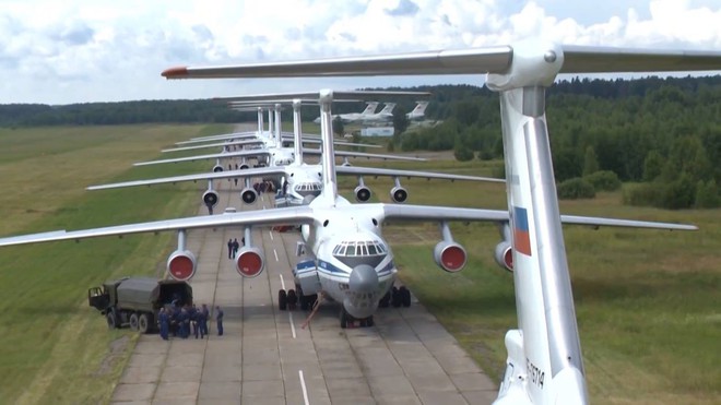 Màn biểu diễn Voi đi bộ hoành tráng của máy bay vận tải Nga - Ảnh 1.