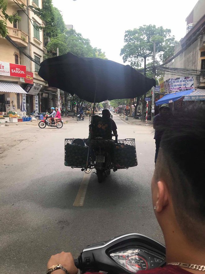 Khổ sở vì nắng nóng, chú bán cam có biện pháp bá đạo khiến ai cũng phải quay lại nhìn - Ảnh 2.