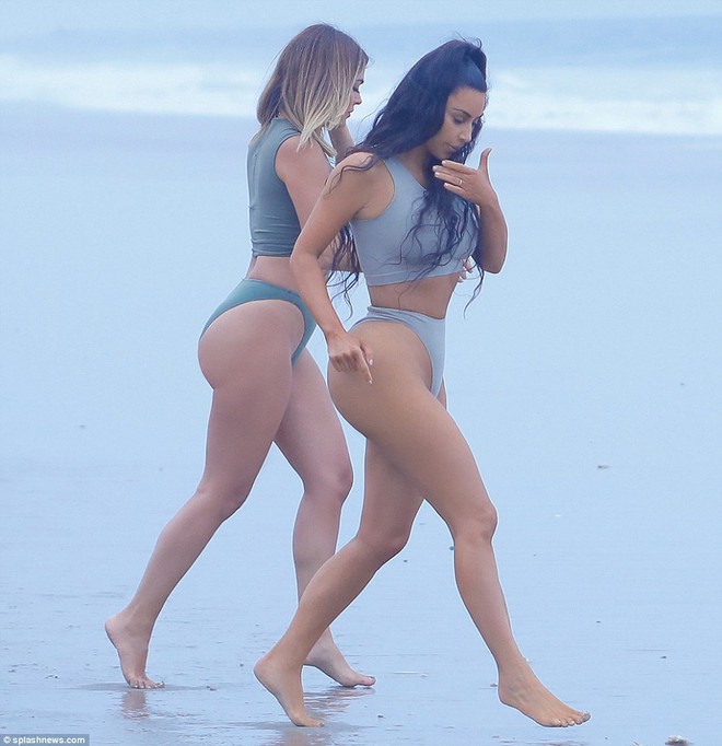Đã là mẹ 3 con, Kim Kardashian vẫn cực bốc lửa khi khoe dáng trên bãi biển - Ảnh 1.