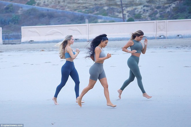 Đã là mẹ 3 con, Kim Kardashian vẫn cực bốc lửa khi khoe dáng trên bãi biển - Ảnh 5.