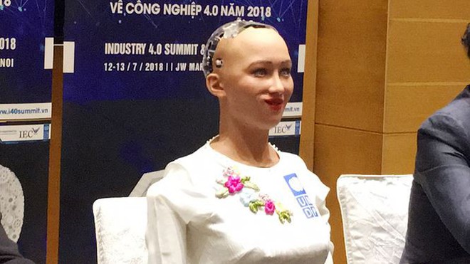 Muôn kiểu sắc thái biểu cảm thú vị của Robot công dân Sophia - Ảnh 6.