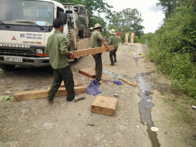 Lật xe chở gỗ 2 người chết: Tạm đình chỉ 4 cán bộ - Ảnh 4.