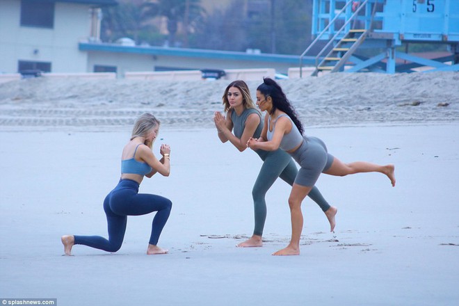 Đã là mẹ 3 con, Kim Kardashian vẫn cực bốc lửa khi khoe dáng trên bãi biển - Ảnh 8.