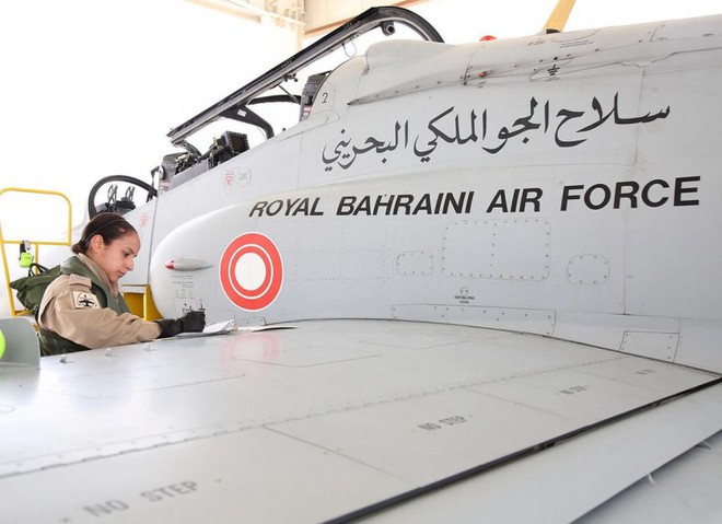 Công chúa Bahrain trở thành phi công máy bay chiến đấu - Ảnh 1.