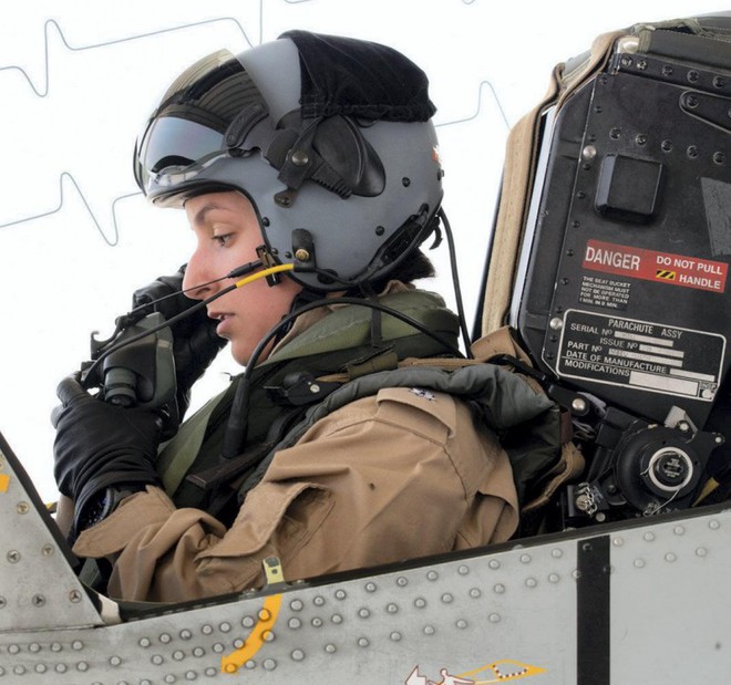 Công chúa Bahrain trở thành phi công máy bay chiến đấu - Ảnh 3.