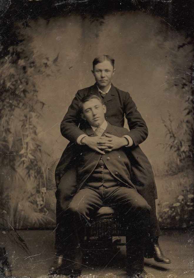 Loạt ảnh anh em thân thiết thế kỷ 19: Choàng vai bá cổ quá thường, phải ngồi vào lòng, nắm chặt tay và nhìn nhau đắm đuối cơ! - Ảnh 10.