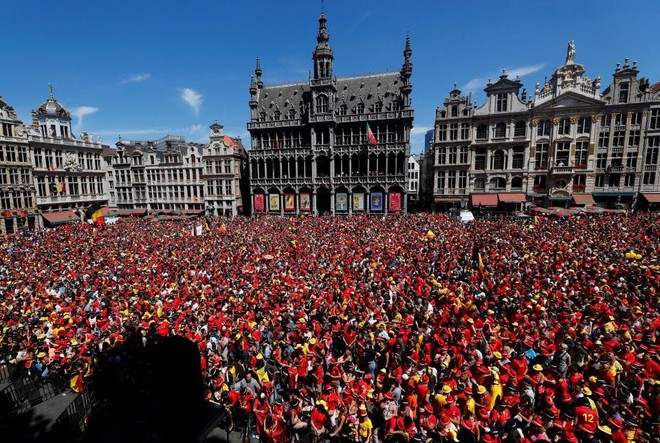 Thủ đô Bỉ ngập sắc đỏ, chào đón bầy Quỷ về nhà - Ảnh 1.