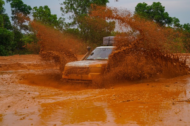 Dàn Land Rover độ ống thở của ông Đặng Lê Nguyên Vũ đầm bùn và vượt dốc tại Đồng Mô - Ảnh 11.