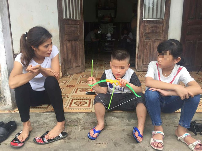 [Ảnh] Con trẻ liên tục rơi nước mắt, đòi xuống Hà Nội cùng mẹ vụ bệnh viện trao nhầm con  - Ảnh 10.