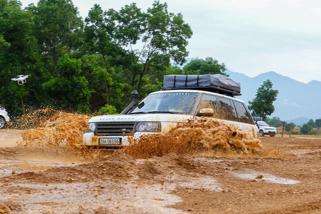 Dàn Land Rover độ ống thở của ông Đặng Lê Nguyên Vũ đầm bùn và vượt dốc tại Đồng Mô - Ảnh 3.