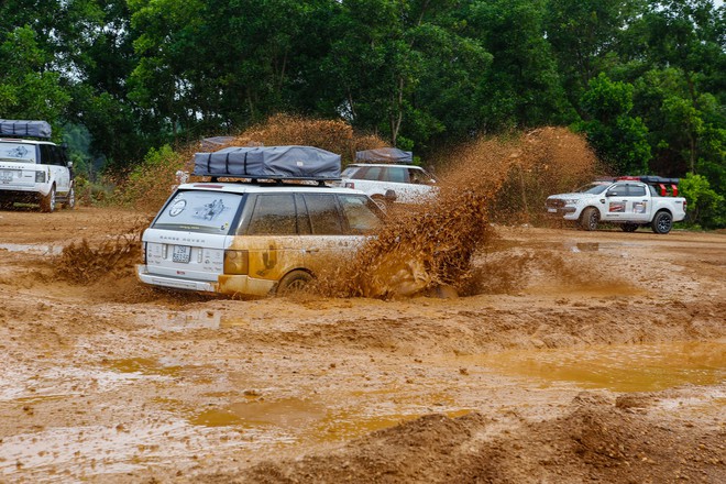 Dàn Land Rover độ ống thở của ông Đặng Lê Nguyên Vũ đầm bùn và vượt dốc tại Đồng Mô - Ảnh 1.