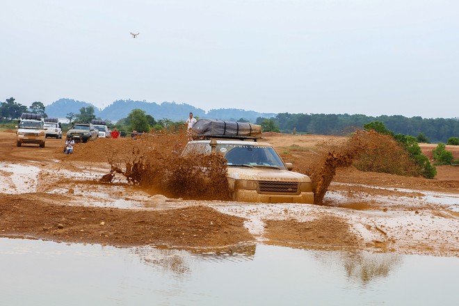 Dàn Land Rover độ ống thở của ông Đặng Lê Nguyên Vũ đầm bùn và vượt dốc tại Đồng Mô - Ảnh 7.