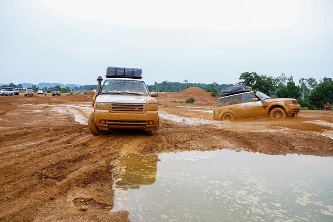 Dàn Land Rover độ ống thở của ông Đặng Lê Nguyên Vũ đầm bùn và vượt dốc tại Đồng Mô - Ảnh 6.