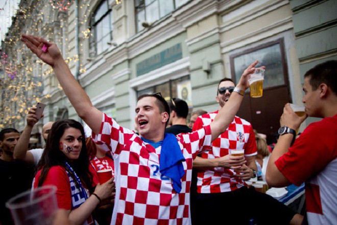 CĐV Pháp và Croatia mở hội tại Moscow trước thềm trận chung kết World Cup - Ảnh 1.