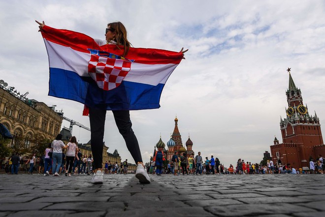 CĐV Pháp và Croatia mở hội tại Moscow trước thềm trận chung kết World Cup - Ảnh 2.