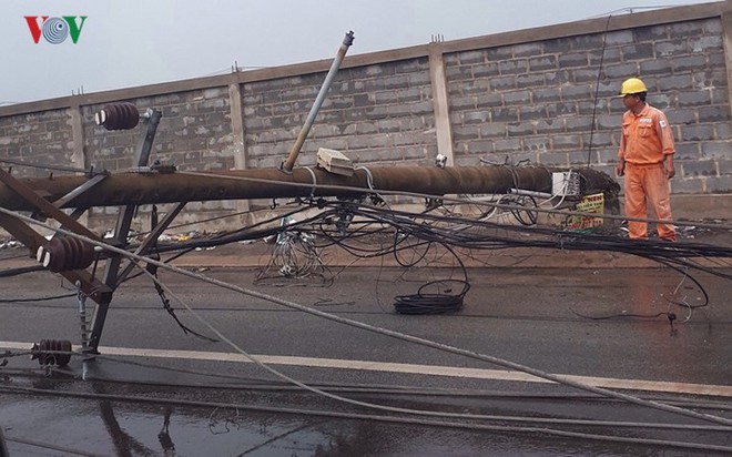 Hàng loạt trụ điện trên quốc lộ 51 bị đổ ngã do giông gió mạnh - Ảnh 1.
