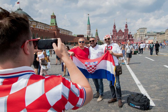 CĐV Pháp và Croatia mở hội tại Moscow trước thềm trận chung kết World Cup - Ảnh 3.