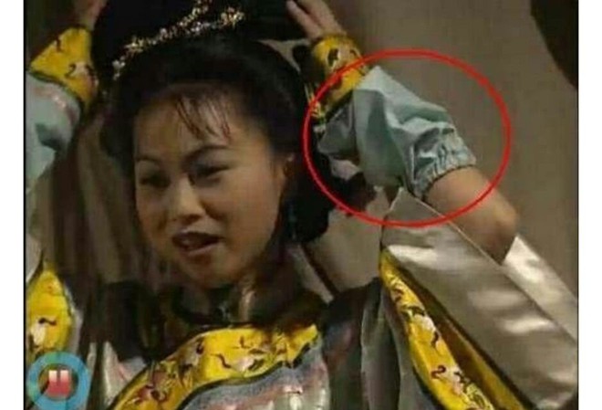 Cười bò với sạn ngớ ngẩn trong phim Hoa ngữ: Đồ vật hiện đại xuyên không về thời xưa, diễn viên quần chúng bất chấp phá hoại cảnh quay - Ảnh 8.