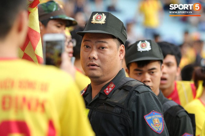 Lực lượng an ninh vất vả làm việc trên khán đài trận Hà Nội FC vs Nam Định - Ảnh 8.