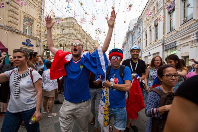 CĐV Pháp và Croatia mở hội tại Moscow trước thềm trận chung kết World Cup - Ảnh 8.