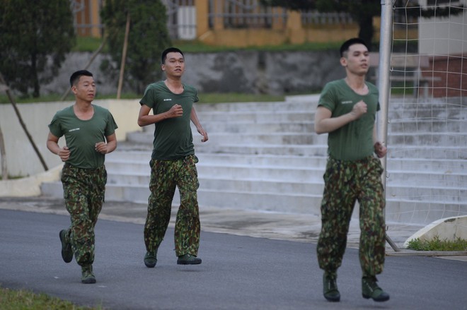 Sao nhập ngũ: Mr. Cần Trô Xuân Nghị sức khỏe kém, không chống đẩy đúng nổi 1 lần - Ảnh 1.