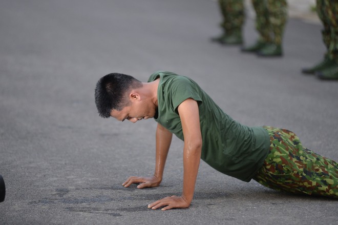 Sao nhập ngũ: Mr. Cần Trô Xuân Nghị sức khỏe kém, không chống đẩy đúng nổi 1 lần - Ảnh 4.