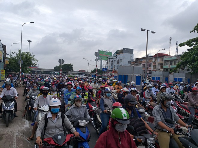 Hai ô tô truy đuổi nhau trên cầu Bình Triệu, cửa ngõ vào trung tâm Sài Gòn tê liệt ngày đầu tuần - Ảnh 2.