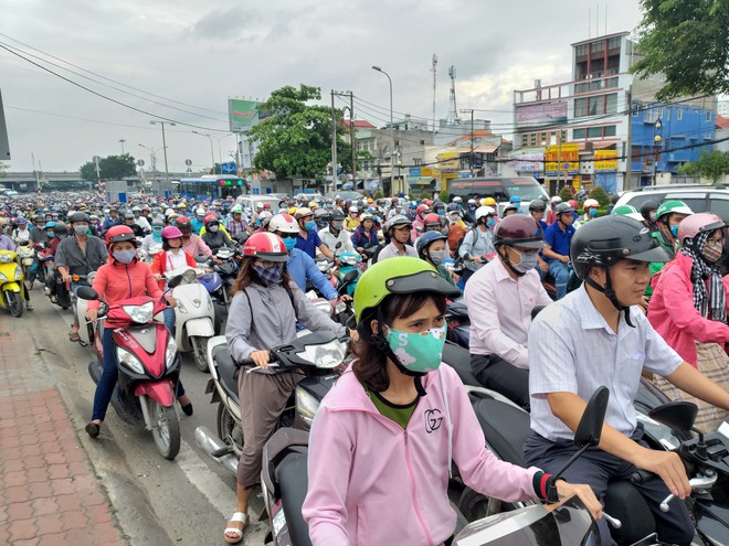 Hai ô tô truy đuổi nhau trên cầu Bình Triệu, cửa ngõ vào trung tâm Sài Gòn tê liệt ngày đầu tuần - Ảnh 3.