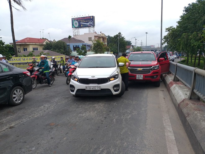 Hai ô tô truy đuổi nhau trên cầu Bình Triệu, cửa ngõ vào trung tâm Sài Gòn tê liệt ngày đầu tuần - Ảnh 1.