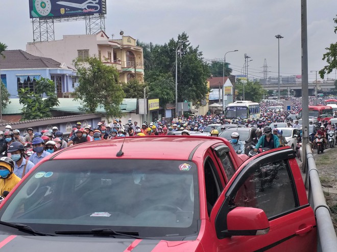 Hai ô tô truy đuổi nhau trên cầu Bình Triệu, cửa ngõ vào trung tâm Sài Gòn tê liệt ngày đầu tuần - Ảnh 4.