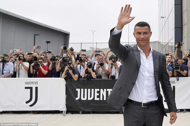 Ronaldo tươi cười kiểm tra y tế, sẵn sàng ra mắt Juventus - Ảnh 2.