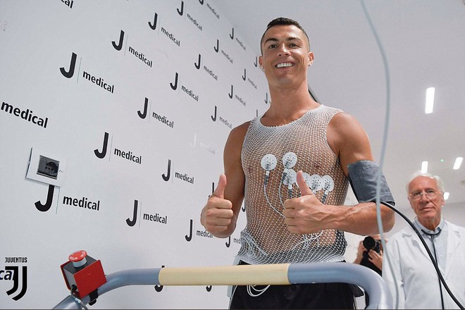 Ronaldo tươi cười kiểm tra y tế, sẵn sàng ra mắt Juventus - Ảnh 5.