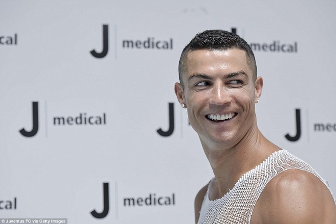 Ronaldo tươi cười kiểm tra y tế, sẵn sàng ra mắt Juventus - Ảnh 6.