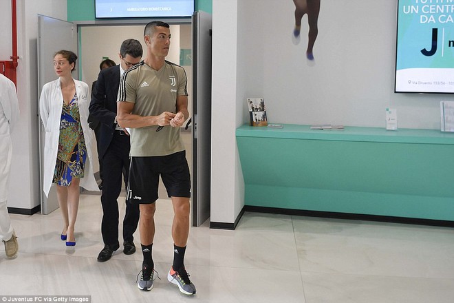 Ronaldo tươi cười kiểm tra y tế, sẵn sàng ra mắt Juventus - Ảnh 7.